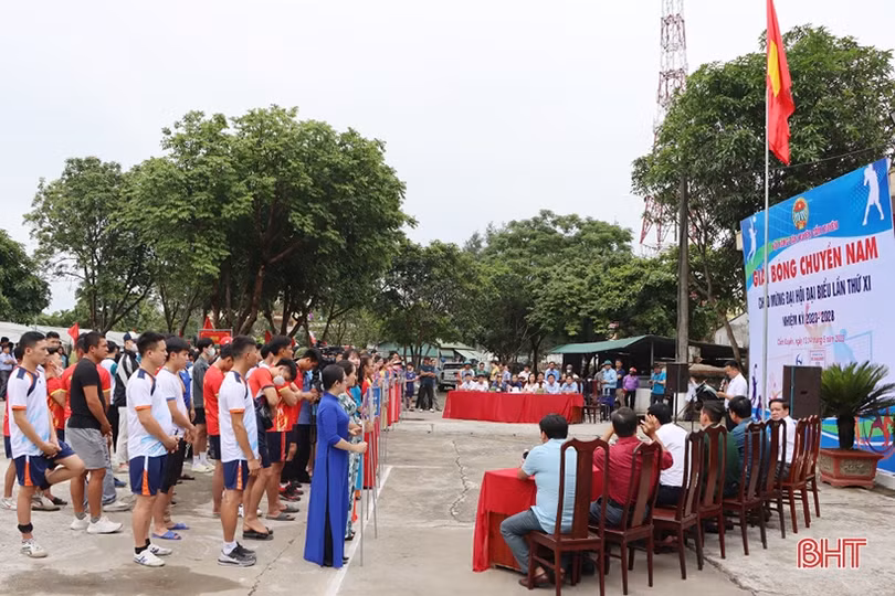 Hơn 200 VĐV tranh tài Giải Bóng chuyền nam nông dân huyện Cẩm Xuyên