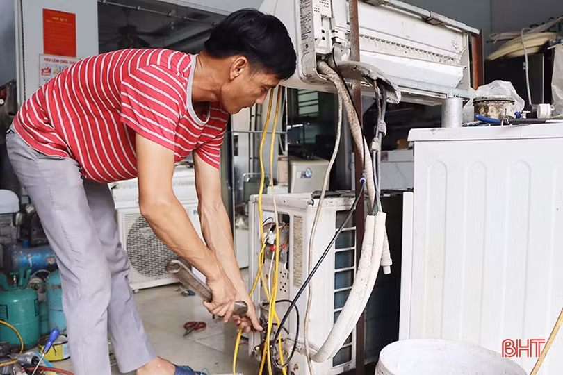 Thợ sửa điều hòa ở Hà Tĩnh: Tăng ca đến nửa đêm vẫn không hết việc