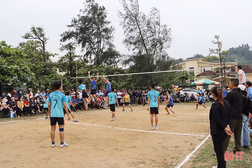 Hơn 200 VĐV tranh tài Giải Bóng chuyền nam nông dân huyện Cẩm Xuyên