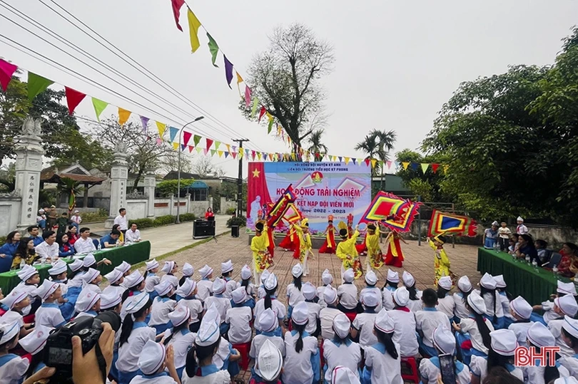 Giáo dục truyền thống qua kết nạp đội viên tại địa chỉ đỏ