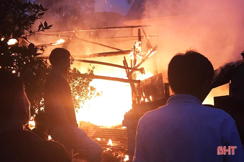 “Bà hỏa” thiêu rụi căn nhà gỗ của 1 hộ dân ở Hương Khê 