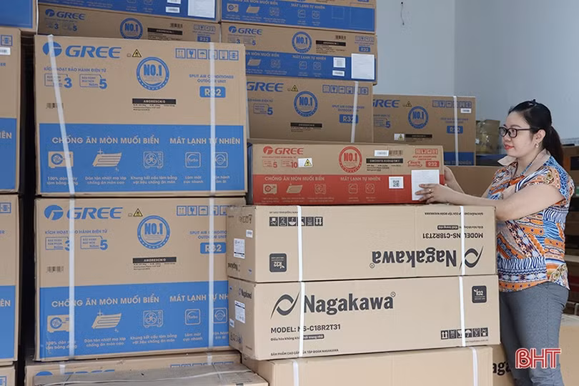 Thợ sửa điều hòa ở Hà Tĩnh: Tăng ca đến nửa đêm vẫn không hết việc