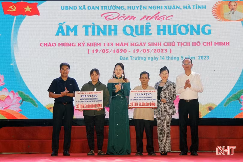 Nghệ sỹ Nhân dân Thu Hiền hát phục vụ người dân miền biển Nghi Xuân