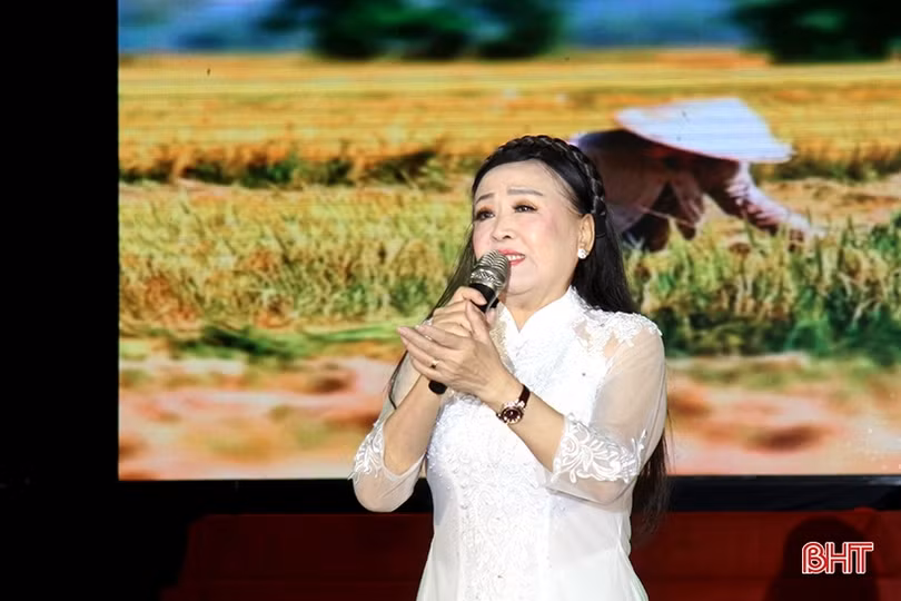 Nghệ sỹ Nhân dân Thu Hiền hát phục vụ người dân miền biển Nghi Xuân