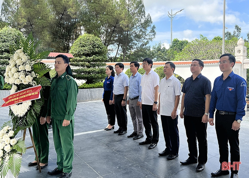 Bí thư thứ nhất Trung ương Đoàn dâng hương tại các địa chỉ đỏ Hà Tĩnh