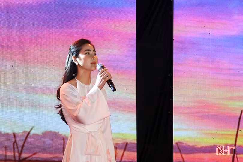 Nghệ sỹ Nhân dân Thu Hiền hát phục vụ người dân miền biển Nghi Xuân