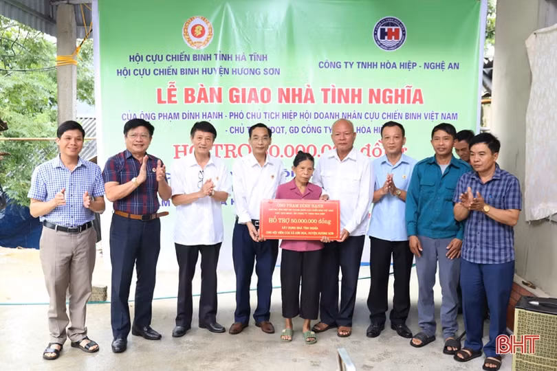 Bàn giao nhà tình nghĩa cho cựu chiến binh ở Hương Sơn