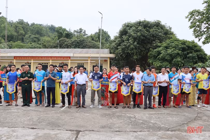 Hơn 200 VĐV tranh tài Giải Bóng chuyền nam nông dân huyện Cẩm Xuyên