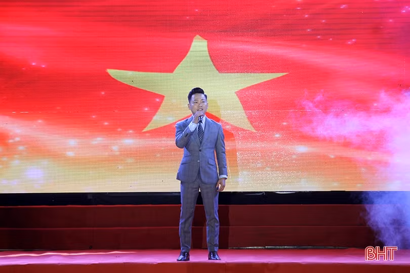 Nghệ sỹ Nhân dân Thu Hiền hát phục vụ người dân miền biển Nghi Xuân