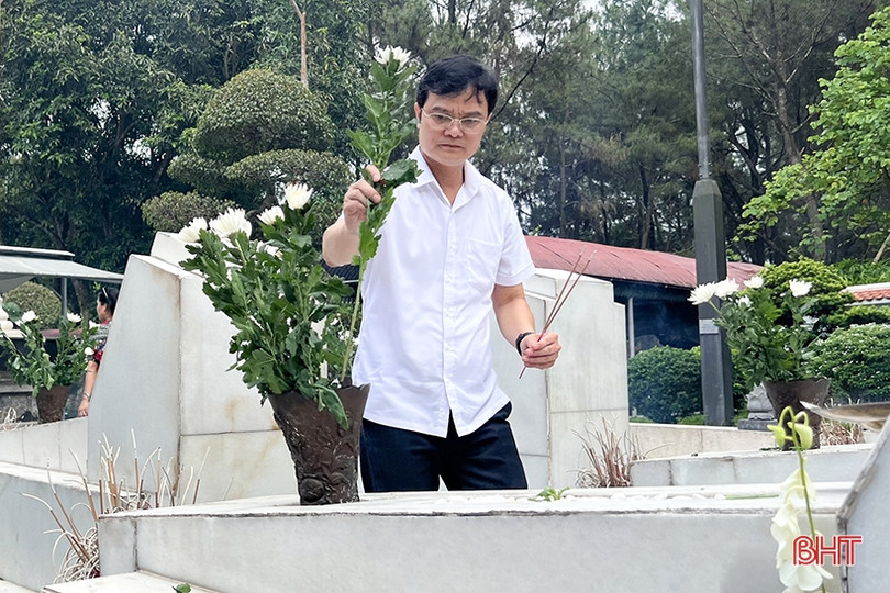 Bí thư thứ nhất Trung ương Đoàn dâng hương tại các địa chỉ đỏ Hà Tĩnh