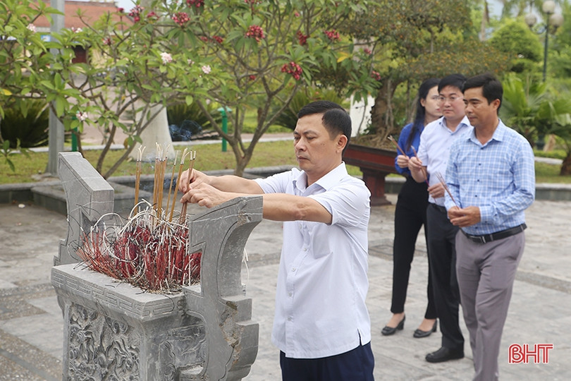 Bí thư thứ nhất Trung ương Đoàn dâng hương tại các địa chỉ đỏ Hà Tĩnh