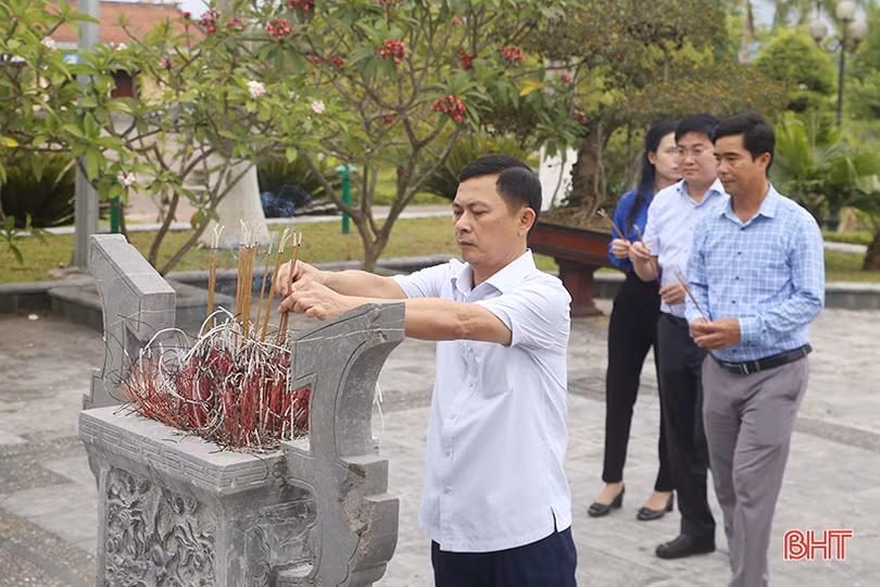 Bí thư thứ nhất Trung ương Đoàn dâng hương tại các địa chỉ đỏ Hà Tĩnh