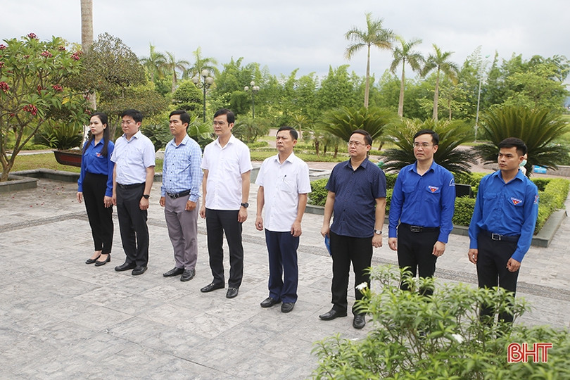 Bí thư thứ nhất Trung ương Đoàn dâng hương tại các địa chỉ đỏ Hà Tĩnh