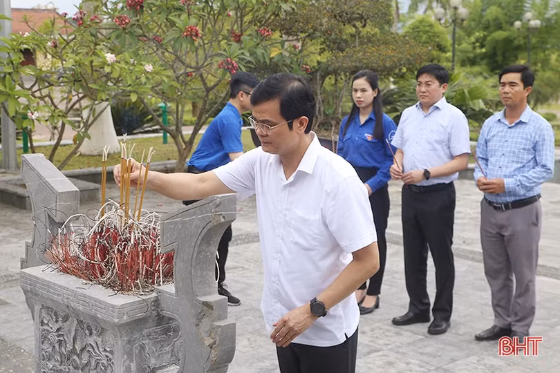 Bí thư thứ nhất Trung ương Đoàn dâng hương tại các địa chỉ đỏ Hà Tĩnh