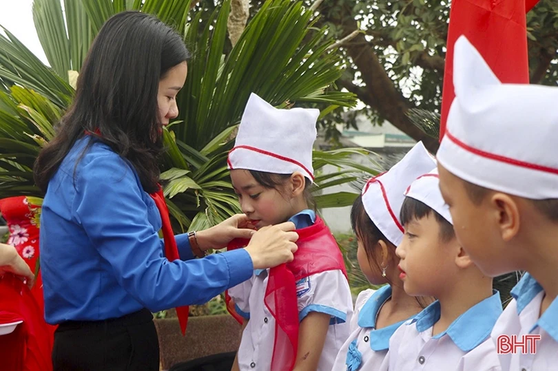 Giáo dục truyền thống qua kết nạp đội viên tại địa chỉ đỏ