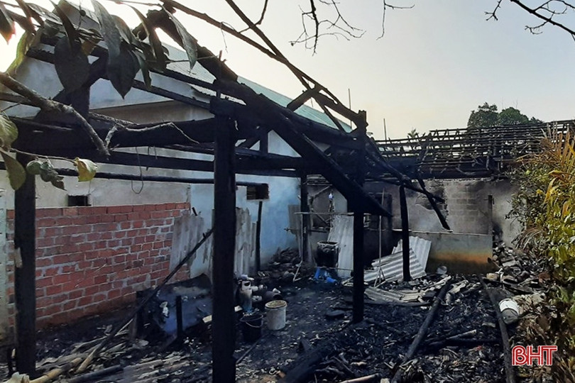 “Bà hỏa” thiêu rụi căn nhà gỗ của 1 hộ dân ở Hương Khê 