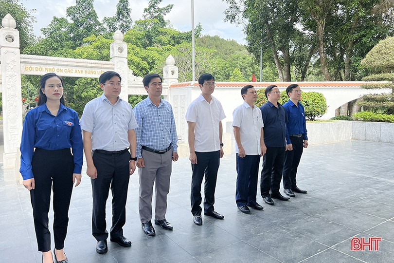 Bí thư thứ nhất Trung ương Đoàn dâng hương tại các địa chỉ đỏ Hà Tĩnh