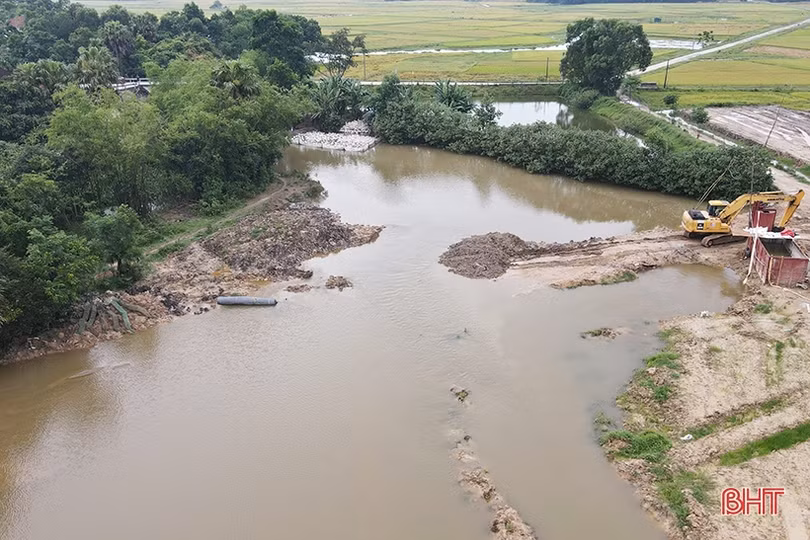 Nhiều diện tích lúa úng ngập do thi công cầu thuộc đường Hàm Nghi kéo dài cản trở dòng chảy