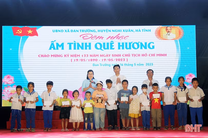 Nghệ sỹ Nhân dân Thu Hiền hát phục vụ người dân miền biển Nghi Xuân