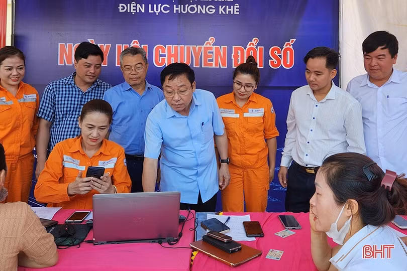 Người dân Hương Khê hào hứng với ngày hội chuyển đổi số