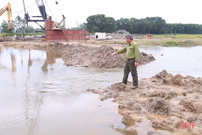 Nhiều diện tích lúa úng ngập do thi công cầu thuộc đường Hàm Nghi kéo dài cản trở dòng chảy