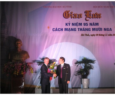 GS.TS Nguyễn Văn Đính - Hiệu trưởng trường ĐH Hà Tĩnh tặng hoa cho GS.TS Buianốp Vladimir Petrovich