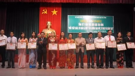 Lãnh đạo Sở GD&ĐT trao tặng giấy khen cho các tập thể có thành tích xuất sắc