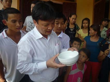 Nhiều người tập trung xem và bàn tán, lo ngại