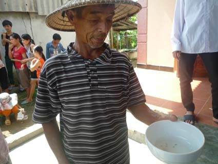 Ông: Trịnh Xuân Năm – xóm Bình, xã Thạch Hưng: “Ghê quá, thê này thì ai dám dùng sữa tươi nữa”