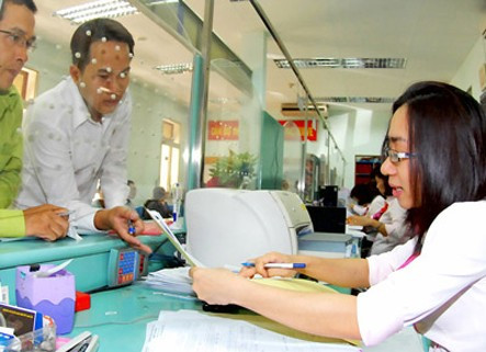 Nhân viên UBND quận 1 hướng dẫn người dân làm hồ sơ nhà đất. Ảnh: Báo SGPP