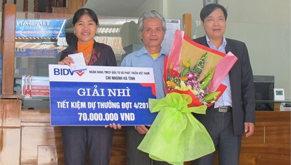 Lãnh đạo Chi nhánh BIDV Hà Tĩnh trao giải cho bà Nguyễn Thị Thủy