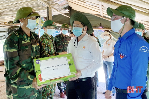 Thăm hỏi, tặng quà các chiến sỹ biên phòng chốt chặn đường mòn, lối mở vùng biên Hà Tĩnh