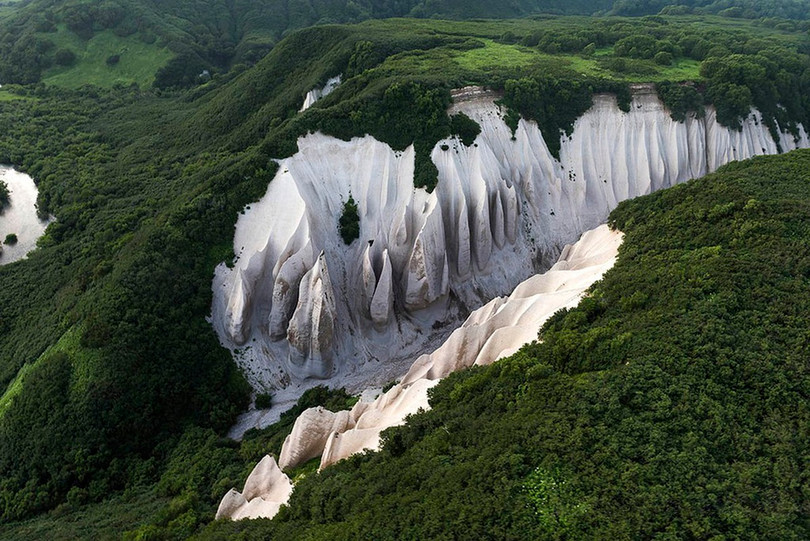 Thung lũng trắng nổi bật giữa rừng núi nước Nga