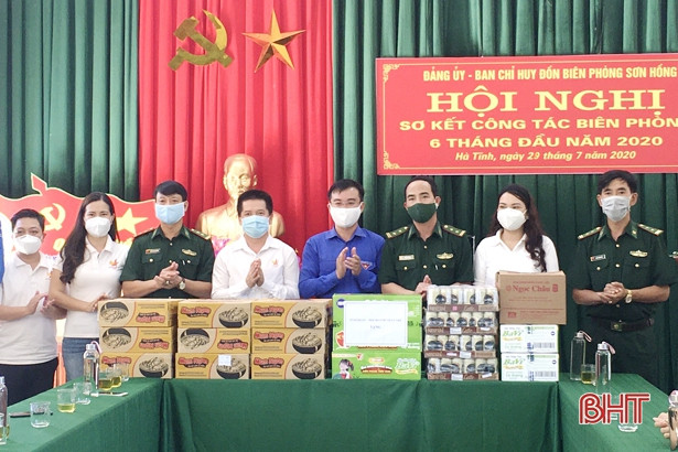 Thăm hỏi, tặng quà các chiến sỹ biên phòng chốt chặn đường mòn, lối mở vùng biên Hà Tĩnh