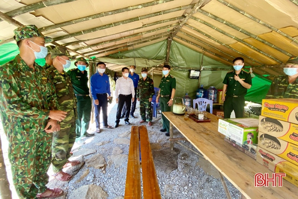 Thăm hỏi, tặng quà các chiến sỹ biên phòng chốt chặn đường mòn, lối mở vùng biên Hà Tĩnh