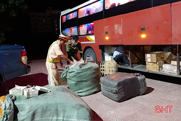 Liên tiếp bắt giữ xe khách chở nhiều quần áo, nồi cơm điện không rõ nguồn gốc trên QL 1A qua Hà Tĩnh