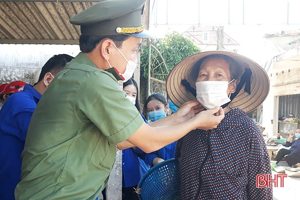 Công an Thạch Hà “phổ cập” ứng dụng Bluezone cho người dân tại khu vực đông người