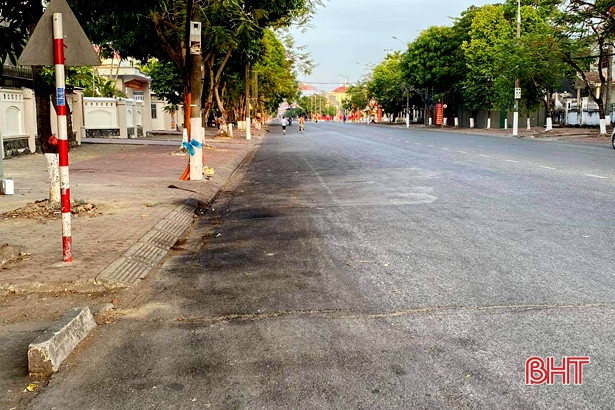 Người dân “chịu không nổi” với điểm trung chuyển rác trên đường trung tâm ở TP Hà Tĩnh