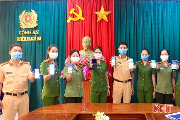 Công an Thạch Hà “phổ cập” ứng dụng Bluezone cho người dân tại khu vực đông người