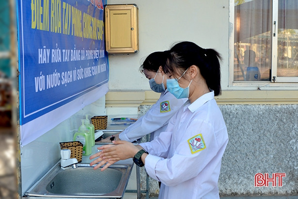 Lắp đặt điểm rửa tay phòng dịch cho học sinh TP Hà Tĩnh