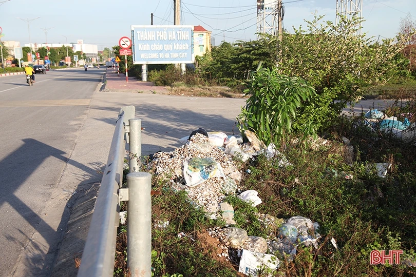 Nhếch nhác trên tuyến đê phía Bắc thành phố Hà Tĩnh