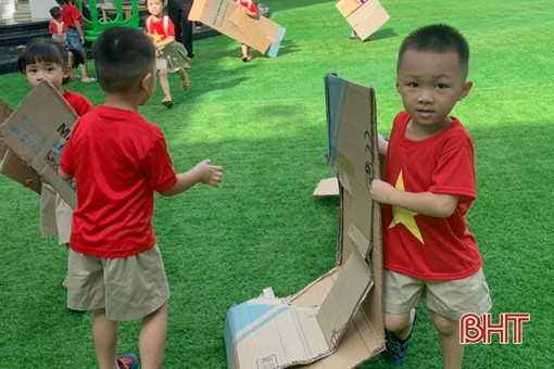 Các bé mầm non Trung Kiên sáng tạo đồ chơi từ vật liệu tái chế