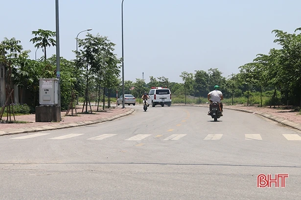 Thiếu biển báo, người đi đường ở TP Hà Tĩnh gặp khó khi qua giao lộ 26/3 - Lê Duy Năng