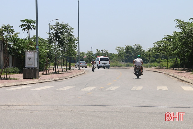 Thiếu biển báo, người đi đường ở TP Hà Tĩnh gặp khó khi qua giao lộ 26/3 - Lê Duy Năng