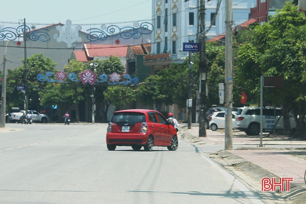 Thiếu biển báo, người đi đường ở TP Hà Tĩnh gặp khó khi qua giao lộ 26/3 - Lê Duy Năng