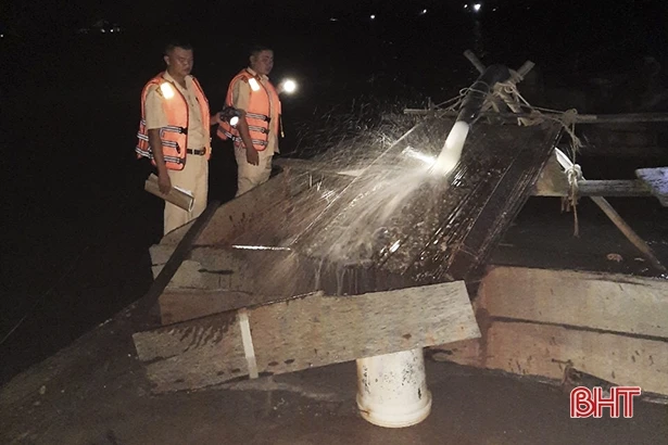 CSGT đường thủy Hà Tĩnh bắt 2 vụ khai thác cát trái phép trong đêm