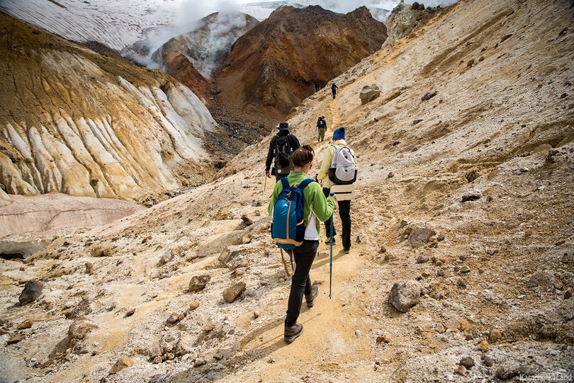 Thung lũng trắng nổi bật giữa rừng núi nước Nga