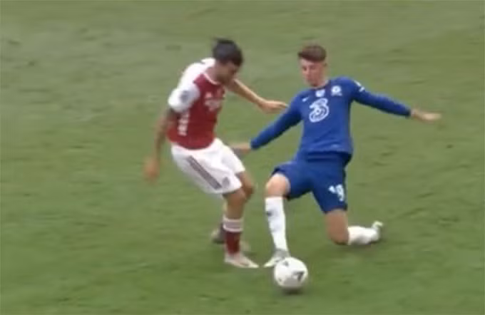 Trọng tài bắt trận chung kết FA Cup bị tố xử ép Chelsea có hệ thống