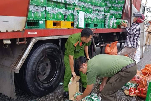 Chiến sỹ công an cùng người dân Hà Tĩnh giúp tài xế gom cả trăm két bia rơi trên QL1A