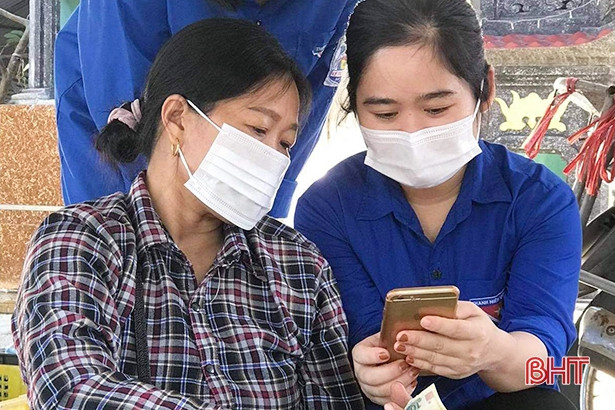 Công an Thạch Hà “phổ cập” ứng dụng Bluezone cho người dân tại khu vực đông người